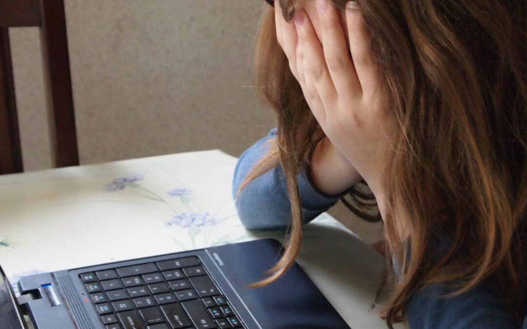Kybergrooming: Jak predátoři manipulují děti online?